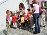 Kinder am Schandstrafgefängnis