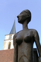 Skulptur und Kirchturm St. Veit